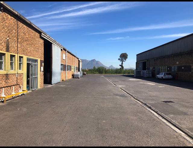 1,608M² WAREHOUSE TO LET IN AIRPORT INDUSTRIA